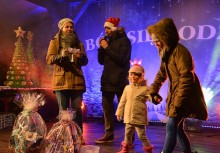 [fot. B.Bujnowska-Kowalska] Bogaty Jarmark Bożonarodzeniowy w Żukowie!  - powiększ