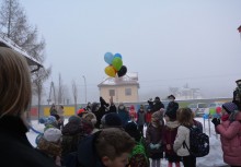 [fot. BBujnowska-Kowalska] Balony wypuszczone w powietrze przed budynkiem nowej szkoły w Tuchomiu.  - powiększ