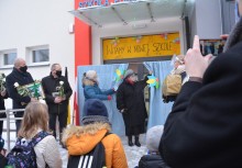 [fot. BBujnowska-Kowalska] Symboliczne rozsuniecie kotary przed drzwiami wejściowymi do nowej szkoły w Tuchomiu. - powiększ