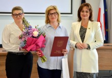 Burmistrz Mariola Zmudzińska wręczyła podziękowania i kwiaty jednej z dyrektorek szkół podstawowych. Spotkanie miało charakter uroczysty i było wyrazem uznania za zaangażowanie w pracę na rzecz lokalnej oświaty. - powiększ