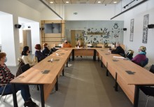 W sali konferencyjnej Urzędu Gminy w Żukowie siedzi 8 osób: sołtysi i pracownicy urzędu