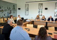 W Urzędzie Gminy Żukowo odbyło się robocze spotkanie Burmistrz Marioli Zmudzińskiej z dyrektorami szkół podstawowych, poświęcone bieżącym wyzwaniom w edukacji i funkcjonowaniu placówek. - powiększ