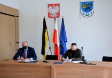 W sali konferencyjnej umowę przy biurkach podpisują od lewej: Burmistrz Gminy Żukowo, przedstawiciel wykonawcy inwestycji - powiększ