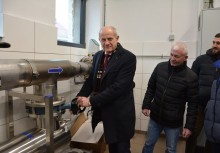 Burmistrz Wojciech Kankowski przy urządzeniu w stacji uzdatniania wody - powiększ