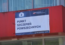 tablica na budynku z napisem: Punkt Szczepień Powszechnych - powiększ