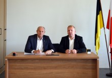 Burmistrz oraz wykonawcą podpisują umowę przy stole w sali Rady Miejskiej w Urzędzie Gminy w Żukowie - powiększ