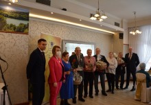 Od lewej: Przewodniczący Rady Miejskiej Witold Szmidtke, Kierownik USC Jolanta Piełowska, jubilaci oraz Burmistrz Wojciech Kankowski po wręczeniu gratulacji jubilatom - powiększ