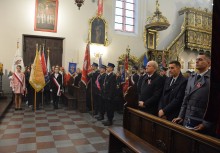 Władze Gminy Żukowo oraz poczty sztandarowe podczas uroczystej mszy świętej - powiększ