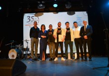 Grupowe zdjęcie Burmistrz Marioli Zmudzińskiej z zespołem muzycznym i organizatorami podczas gali 35-lecia samorządu – na tle sceny i jubileuszowej grafiki. - powiększ