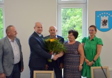 Burmistrz wręcza kwiaty przewodniczącej Koła Gospodyń Wiejskich w Tuchomiu - powiększ
