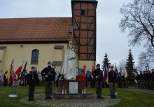 Uczniowie szkół mundurowych przy pomniku Matki Boskiej Królowej Polski. W tle poczty sztandarowe - powiększ