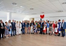 Duża grupa osób, głównie laureaci konkursu - powiększ