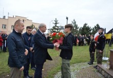 Władze Gminy Żukowo podczas przekazania bukietu pod pomnik Matki Boskiej Królowej Polski - powiększ