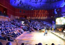 Sala Filharmonii Bałtyckiej, widać między innymi publiczność, na środku Profesor Jerzy Grzywacz