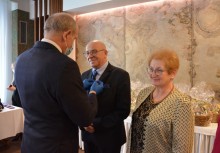 Burmistrz Wojciech Kankowski wręcza medal jubilatowi, obok inni jubilaci - powiększ
