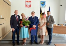 5 osób stoi w sali Rady Miejskiej w Urzędzie Gminy w Żukowie - powiększ