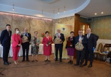 Od lewej: Przewodniczący Rady Miejskiej Witold Szmidtke, Kierownik USC Jolanta Piełowska, jubilaci oraz Burmistrz Wojciech Kankowski po wręczeniu gratulacji jubilatom - powiększ