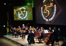 Na scenie orkiestra symfoniczna Polskiej Filharmonii Bałtyckiej  - powiększ
