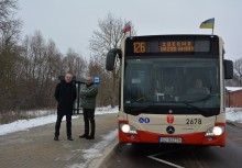 Przedstawiciele Gminy Żukowo stojący na przystanku oraz autobus z numerem 126 - powiększ