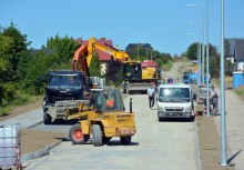 Pojazdy robót drogowych oraz pracownicy na ulicy Batorego w Żukowie - powiększ