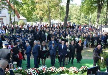 Władze Gminy Żukowo oddają hołd na cmentarzu - powiększ