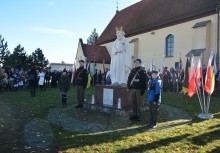 Uczniowie szkoły mundurowej przed pomnikiem Matki Boskiej - powiększ