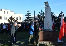 Władze Gminy Żukowo składające kwiaty pod pomnikiem Matki Boskiej - powiększ
