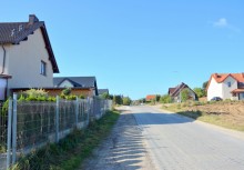 Droga z płyt yomb, obok dom - powiększ