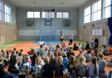Uczniowie szkoły w Glinczu zebrani na hali sportowej podczas ogłoszenia wyników akcji „Wrzesień z rowerem”. - powiększ