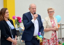 Pracownica Urzędu Gminy w Żukowie, Burmistrz Gminy Żukowo, dyrektor szkoły w Tuchomiu. Burmistrz przemawia - powiększ