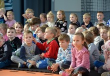 Dzieci z SP w Glinczu uważnie słuchają podczas podsumowania akcji „Wrzesień z rowerem”. - powiększ