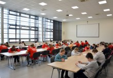Uczniowie piszący test - powiększ