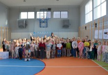 Uczniowie szkoły w Glinczu świętują zwycięstwo w akcji „Wrzesień z rowerem w Gminie Żukowo”, pozując wspólnie na sali gimnastycznej. - powiększ