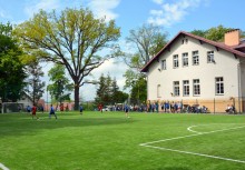 Uczniowie grają w piłkę nożną na nowym boisku - powiększ