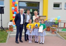 Burmistrz Gminy Żukowo, Przewodniczący Rady Miejskiej, dyrektor szkoły w Tuchomiu, 3 uczennice - powiększ