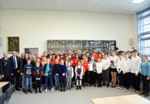 Około 60 osób, w tle puchary - powiększ
