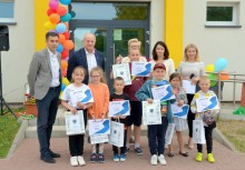 Burmistrz Gminy Żukowo, Przewodniczący Rady Miejskiej, dyrektor szkoły w Tuchomiu, 2 nauczycielki, siedmioro uczniów - powiększ