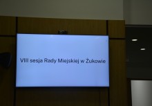 Ekran Telewizora z napisem VIII sesja Rady Miejskiej w Żukowie . - powiększ
