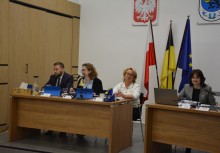 Sesja Rady Miejskiej w Żukowie.  Na zdjęciu 4 osoby . - powiększ