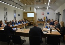 Tłum ludzi na Sesji Rady Miejskiej w Żukowie . - powiększ