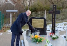 Burmistrz Gminy Żukowo przy mogile na cmentarzu w Niestępowie - powiększ