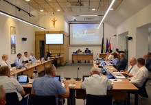Radni obradują na sali Rady Miejskiej w Urzędzie Gminy w Żukowie - powiększ