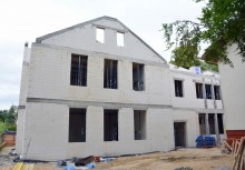 Rozbudowywana część szkoły w Pępowie z zewnątrz - powiększ