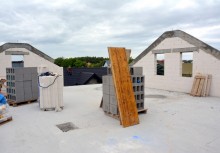 Rozbudowywana część szkoły w Pępowie, widok z dachu - powiększ