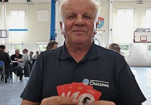 Mężczyzna z czerwonymi kartami w dłoni - powiększ