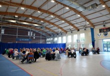 Sala gimnastyczna na której trwa jedna z rund turnieju karcianego - powiększ
