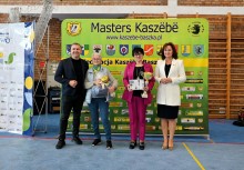 Dwie wygrane panie z pucharami, z lewej strony męzczyzna z prawej Pani burmistrz - powiększ