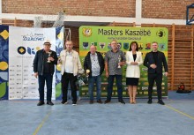 Mężczyźni z pucharami pozują do zdjęcia z burmistrz Żukowa - powiększ