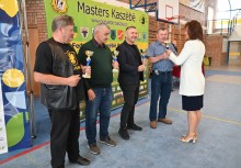 Burmistrz wręcza puchary 4 mężczyznom - powiększ