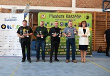 4 mężczyzn z pucharami z burmistrz Żukowa - powiększ
